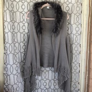 Women’s gray cardigan with faux fur collar
